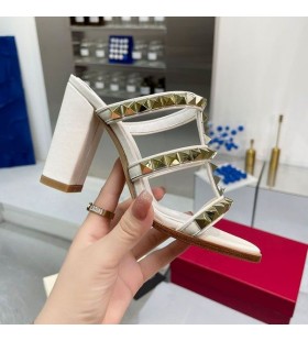 Valentino Rockstud Tiubh-Heeled Sleamhnáin Gan Aon Teorainn Studs Mná Calfskin Bán