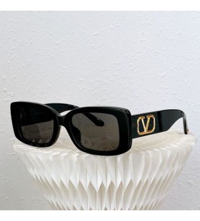 Valentino VA4108 Rettangolare Occhiali da sole in Acetato Con VLogo Stallone Nero