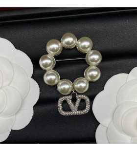 Valentino VLogo Firma Spilla In Metallo Con Perle E Cristalli Swarovski Argento