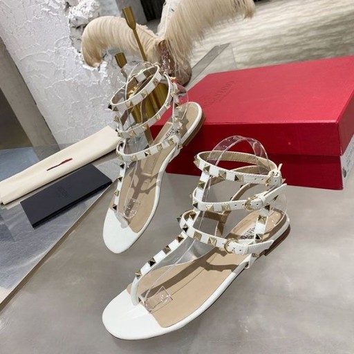 ヴァレンティノRockstudフリップフロップのフラットなサンダルの女性Calfskin白