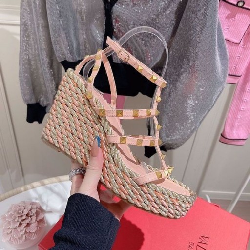 ヴァレンティノRockstudウェッジと足首のストラップが女性Calfskin桜