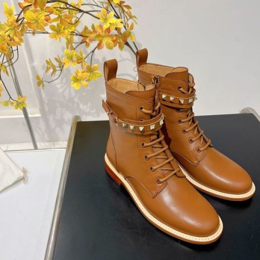 ヴァレンティノRockstud戦闘ブーツとストラップが女性Calfskin茶色