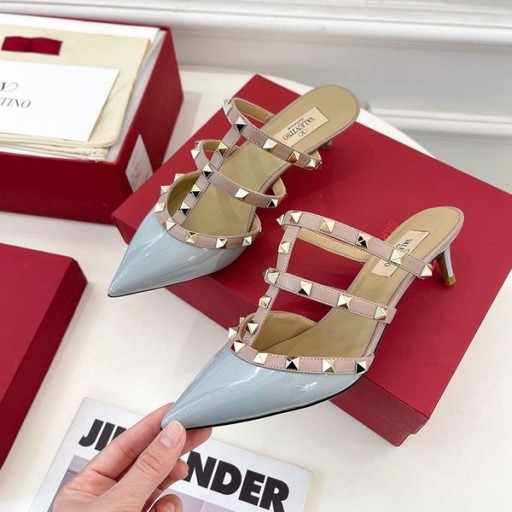 ヴァレンティノRockstudイヒールのMuleストラップ女性はスカイブルーのパテントレザー製のもの