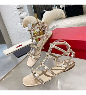 ヴァレンティノRockstudフラットなサンダルと足首のストラップが女性Calfskinローズゴールド