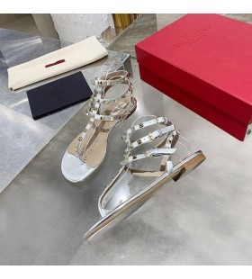 ヴァレンティノRockstudフリップフロップのフラットなサンダルの女性Calfskin銀