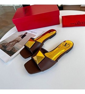 ヴァレンティノ一のスタッドのスライドの女性Calfskin ーでのコーヒー