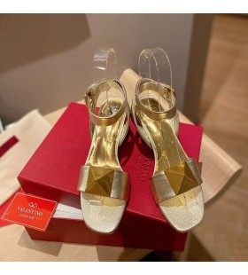 ヴァレンティノワスタッドサンダルと足首のストラップが女性粒Calfskin金