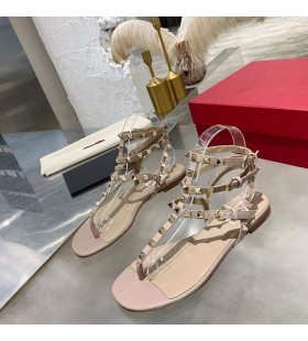 ヴァレンティノRockstudフリップフロップのフラットなサンダルの女性Calfskinピンク