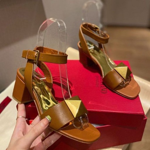 Valentino En Stud Sandaler Med Ankelen Stroppen Kvinner Kalveskinn Brun
