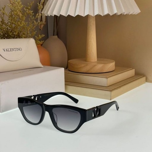 Okulary przeciwsłoneczne Valentino VA1118 W Kwadratowej Ацетатной Oprawie Z Kryształami Vlogo w Kolorze Czarnym