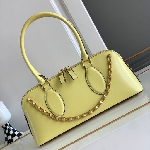 Sportowa torba Valentino Rockstud E / W z cielęcej skóry żółty