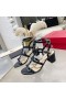 Klapki damskie Valentino Rockstud Z Paskiem Na kostce, Z Cielęcej Skóry w kolorze Czarnym