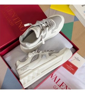 Buty Valentino One Stud XL Z niskim piszczelą Unisex Ze skóry Nappa Biały/srebrny