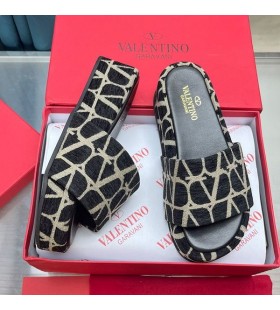 Damskie Klapki na platformie Valentino Z Tkaniny Iconographe w Kolorze Czarnym