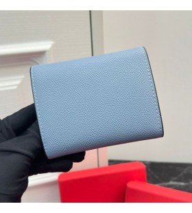 발렌티노의 작은 VLogo 서 삼중 지갑에서 송아지 입자 하늘색