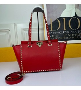 발렌티노의 작은 Rockstud Tote 에서 송아지 입자에 빨간