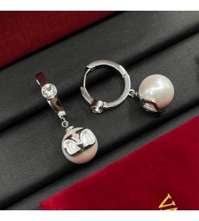 발렌티노 VLogo 서명 핀 펜던트는 귀걸이에 금속으로 크리스탈과 진주 실버