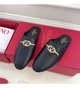 Ženske japanke-слипоны Valentino VLogo na lancu od teleće kože Crne boje