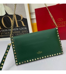 Valentino Stora Rockstud Wristlet Koppling Med Kedja I Kalvskinn Grön
