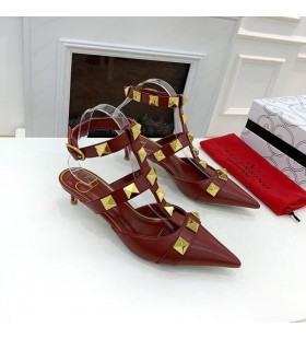 Valentino Romerska Stud Pumps Med Remmar Kvinnor Kalvskinn Bourgogne