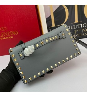 Valentino Små Rockstud Wristlet Koppling Med Kedja I Kalvskinn Grå