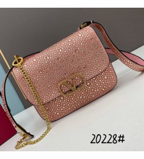 Valentino Små Vsling Crossbody Väska Med Gnistrande Kristaller I Mocka Cherry