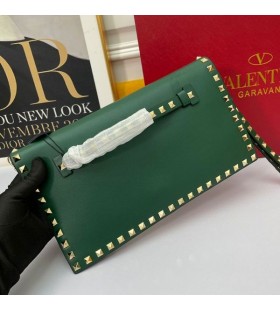 Valentino Stora Rockstud Wristlet Koppling Med Kedja I Kalvskinn Grön