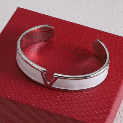 Emaye Beyaz / Gümüş ile Metalden Valentino VLogo İmzalı Manşet Bileklik