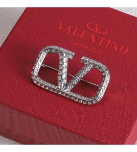 Swarovski Kristalleri Gümüş ile Metal Valentino VLogo İmza Broş