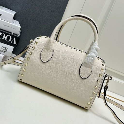 Valentino Pequeño Rockstud De Boston Bolsa De Grano De Piel De Becerro De Color Beige