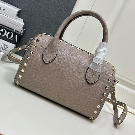 Valentino Pequeño Rockstud De Boston Bag De Piel De Becerro De Grano Taupe