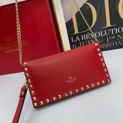 Valentino Pequeño Rockstud Brazalete Clutch Con Cadena De Piel De Becerro Rojo