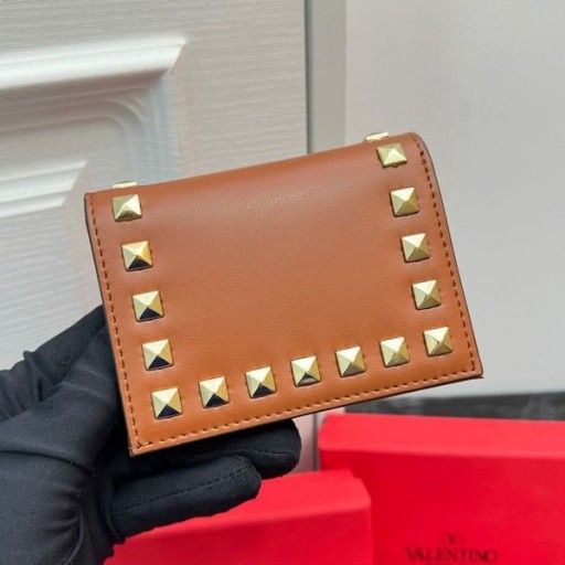 Valentino Pequeño Rockstud Solapa De La Cartera En Piel De Becerro Marrón