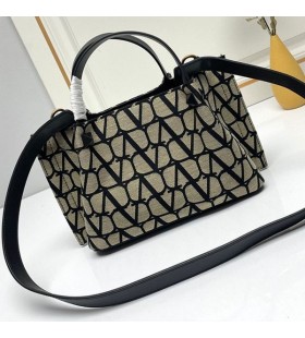 Valentino Pequeño VLogo Firma De La Bolsa De Compras Con Postes De Madera En Toile Iconographe Tela Negro