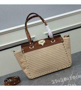 فالنتينو صغيرة Rockstud حمل في Riffia البيج
