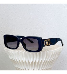 Valentino VA4108 Rektangulære Acetat Solbriller Stel Med VLogo Stud Sort/Blå