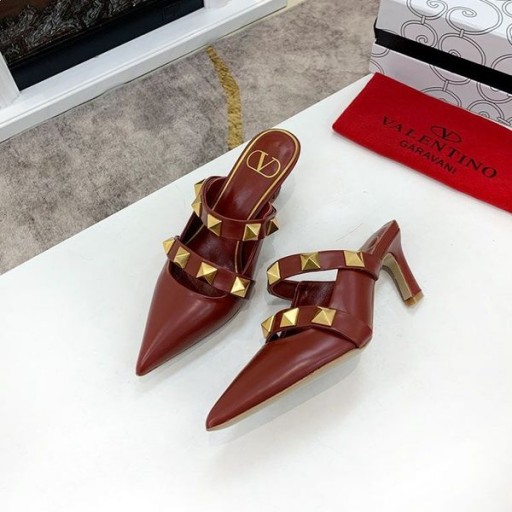 Valentino Romeinse Stud Hakken Muilezels Met Riemen Vrouwen Kalfsleer Bourgondië