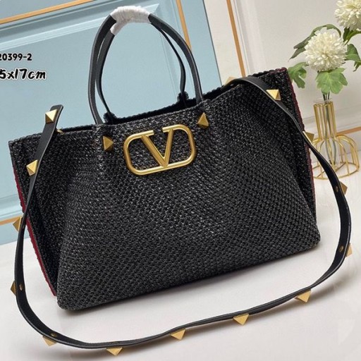Valentino Medium VLogo Handtekening Shopping Bag Met Romeinse Studs In Synthetische Riffia Zwart