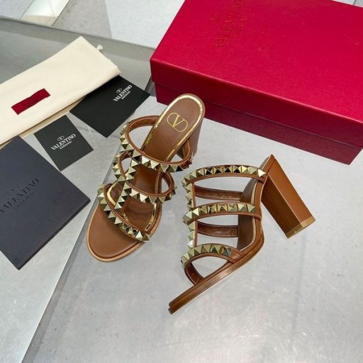 Valentinon Rockstud Paksu-Heeled Dioja, Jolla Ei Ole Raja-Nastat Naisten Calfskin Ruskea