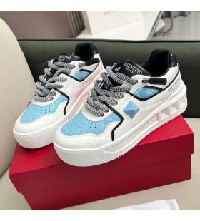 Valentino Un Goujon XL Low-Top Sneakers Unisexe en Cuir Nappa Blanc/Bleu