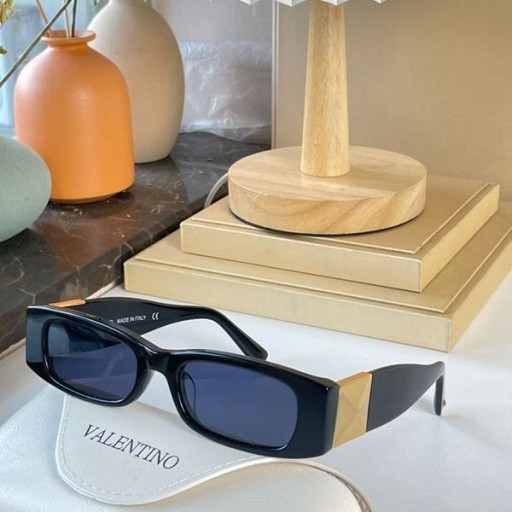 Valentino VA4105 Rechteckige Sonnenbrille Acetat Rahmen Mit römischen Stud Schwarz/Blau